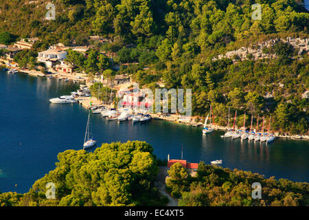 Süd-Dalmatien, Insel Mljet, Kroatien, Bucht Okuklje, Kirche Hl Nikolaus Und Hafenpier Stockfoto