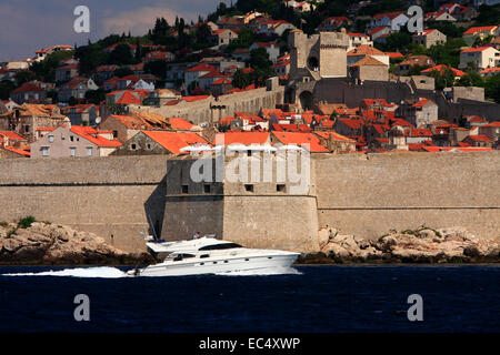 Kroatien, Süd-Dalmatien, Altstadt Dubrovnik Mit Motoryacht Stockfoto