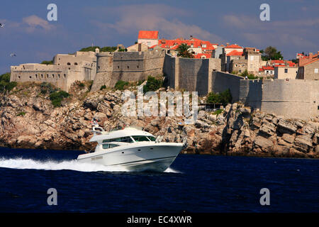 Kroatien, Süd-Dalmatien, Altstadt Dubrovnik Mit Motoryacht Stockfoto