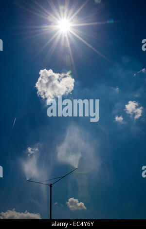 Eine Sprinkleranlage sprüht einen Wasservorhang gegen blauen Himmel Stockfoto