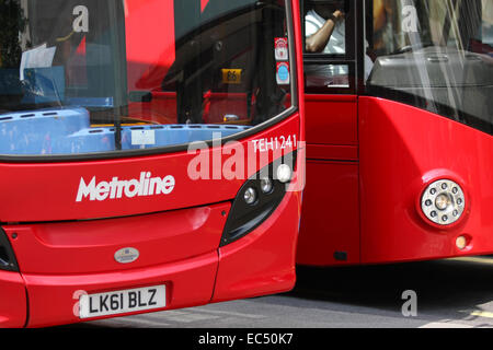 Vorne zwei roten Londoner Busse warten an der Ampel in der Oxford Street. Stockfoto