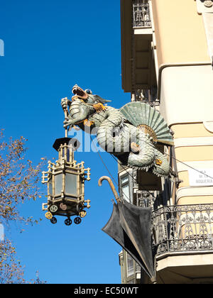 Chinesischer Drache und Sonnenschirm, moderne Architektur (Casa Bruno Cuadros), an den Ramblas. Barcelona, Katalonien, Spanien. Orientali Stockfoto