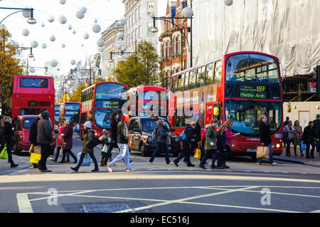 Shopper Crossing Oxford Street, London England Vereinigtes Königreich Großbritannien Stockfoto