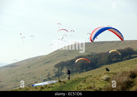 Blick nach Westen am Paraglider über des Herrn Sitz und Rushup Rand, Dark Peak, Peak National Park, Derbyshire, UK. Stockfoto