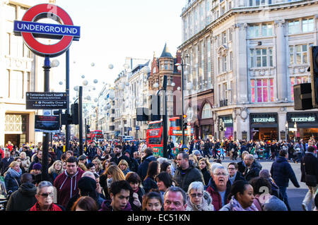 Shopper in der Nähe von Piccadilly Circus u-Bahnstation auf der Oxford Street, London England Vereinigtes Königreich UK Stockfoto