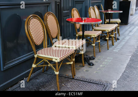Tische und Stühle im freien Restaurant in Fitzrovia, London England Vereinigtes Königreich UK Stockfoto