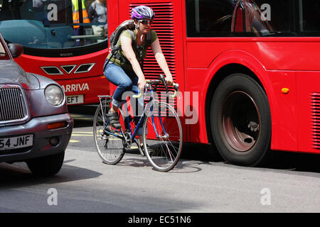 Eine weibliche Radfahrer unterwegs unter Verkehr in der Oxford Street, London Stockfoto