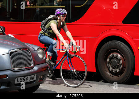 Eine weibliche Radfahrer unterwegs unter Verkehr in der Oxford Street, London Stockfoto