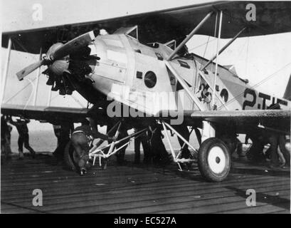 Foto aus dem JL Highfill Album, das ein Militärflugzeug in Aktion zeigt. Das Bild zeigt die wichtigsten Konstruktionsmerkmale und die Rolle des Flugzeugs bei operativen Missionen. Stockfoto