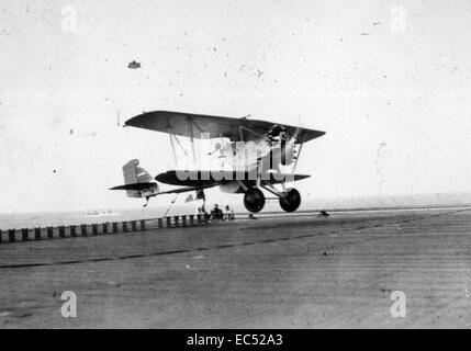 Dieses Bild aus dem JL Highfill Album zeigt AL-135, ein weiteres Flugzeug, das wahrscheinlich an Operationen im Zweiten Weltkrieg beteiligt war. Seine Rolle ist mit der weiteren Geschichte der militärischen Luftfahrt und der Flugzeugtechnologie verbunden. Stockfoto