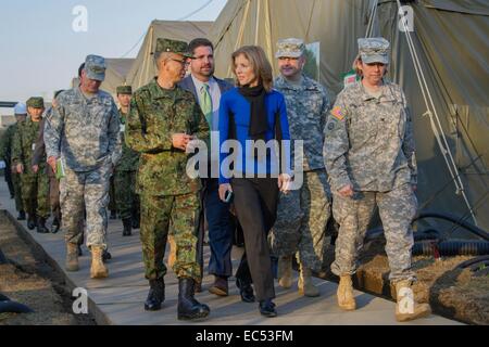 US-Botschafter Caroline Kennedy geht mit Generalleutnant Koichi Isobe, des Kommandierenden Generals der Japan Ground Self-Defense Force östlichen Armee, während der Tour Camp Asaka 8. Dezember 2014 in Nerima, Tokyo, Japan. Stockfoto