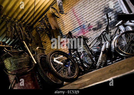 Fahrrad-Komponenten sind in einer mechanischen Werkstatt in einem kleinen Maßstab-Fahrradfabrik in Bogota, Kolumbien, 10. April 2013 gesehen. Aufgrund der starken lebendigen Fahrradkultur in Kolumbien, mit einer der beiden beliebtesten Sportarten des Landes Radfahren, Dutzende von Fahrrad-Werkstätten und handwerklichen, oft familiengeführte Fahrradfabriken immer durch die kolumbianische Städte verteilt waren. Wachsenden Import von billigen Fahrrädern und Komponenten aus China in den letzten zehn Jahren hat sich jedoch zu einem deutlichen Rückgang der inländischen Fahrradproduktion geführt. Traditionelle keine-Name-Bike-Hersteller sind gezwungen, zu schließen Stockfoto