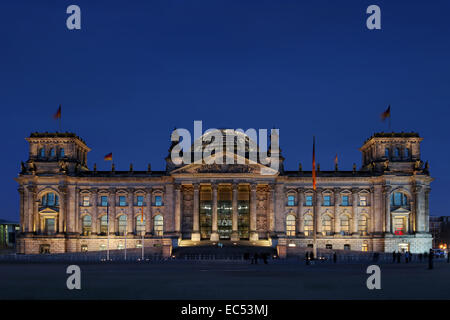 Deutschen Reichstag bis zur blauen Stunde Stockfoto