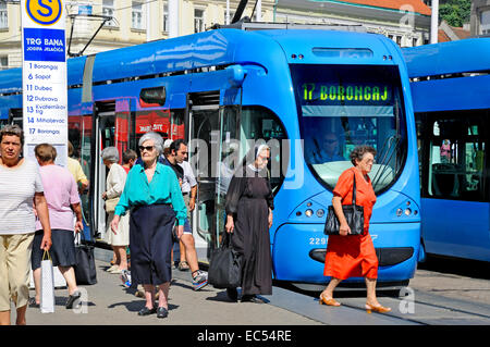 Zagreb, Kroatien. Moderne Straßenbahn in Trg Bana Josipa Jelacica Stockfoto