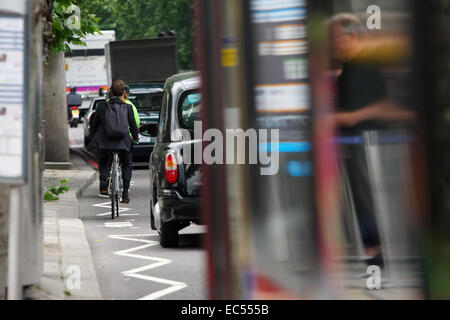 Verkehr am Ufer der Themse in London, in der Nähe von Northumberland Avenue unterwegs. Stockfoto