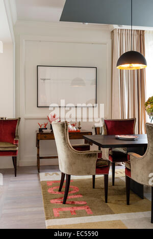 Wenge und Stahl Tisch von Duoline mit speziell angefertigte Stühle von Arnt & Co im Speisesaal mit Catellani & Smith Pendelleuchten. Stockfoto