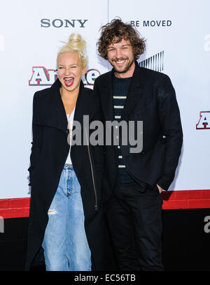 New York, USA. 7. Dezember 2014.  SIA Furler und Mann Erik Lang kommen an der New Yorker Premiere von "Annie" in der Ziegfeld Theater in New York City Credit: Patrick Morisson/Alamy Live News Stockfoto