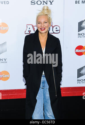 New York, USA. 7. Dezember 2014.  SIA Furler kommt bei der New Yorker Premiere von "Annie" im Ziegfeld Theater in New York City Credit: Patrick Morisson/Alamy Live-Nachrichten Stockfoto