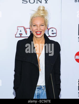 New York, USA. 7. Dezember 2014.  SIA Furler kommt bei der New Yorker Premiere von "Annie" im Ziegfeld Theater in New York City Credit: Patrick Morisson/Alamy Live-Nachrichten Stockfoto