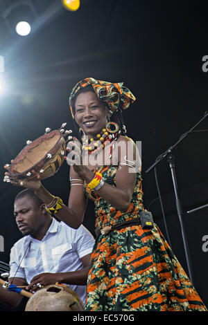 Fatoumata Diawara Amp Roberto Fonseca in Pori Jazz 2014 Stockfoto