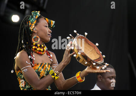 Fatoumata Diawara Amp Roberto Fonseca in Pori Jazz 2014 Stockfoto