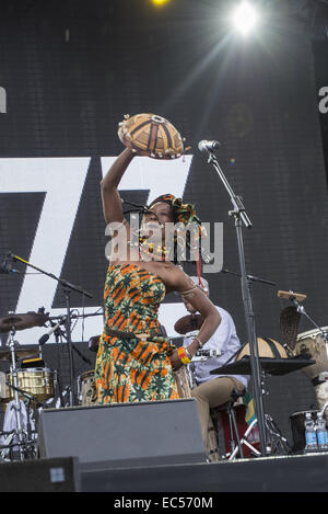 Fatoumata Diawara Amp Roberto Fonseca in Pori Jazz 2014 Stockfoto