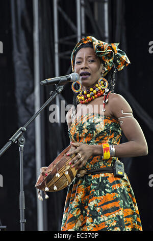 Fatoumata Diawara Amp Roberto Fonseca in Pori Jazz 2014 Stockfoto