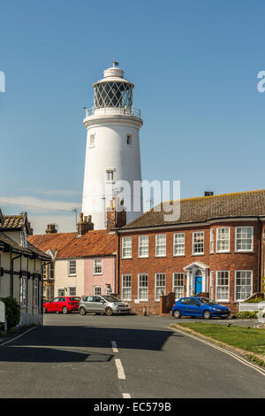 St James' Green zu St James Terrasse mit Southwold Lighthouse in den Hintergrund, Southwold, Suffolk führt. Stockfoto