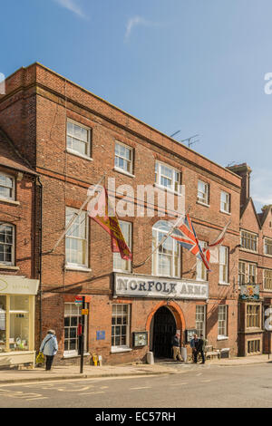 Das Norfolk-Wappen auf der Ostseite der Hauptstraße in Arundel, West Sussex. Stockfoto