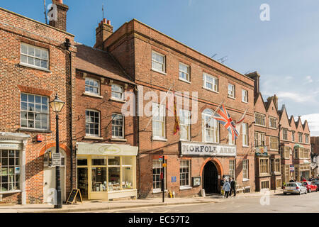 Das Norfolk-Wappen auf der Ostseite der Hauptstraße in Arundel, West Sussex. Stockfoto