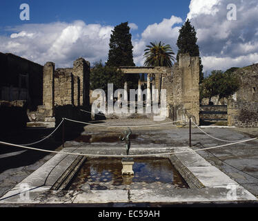 Römische Kunst. Italien. Pompeji. Das Haus des Fauns. Während dem 2. Jahrhundert v. Chr. gebaut. Privathaus. Bronzestatue der tanzenden Fauns gelegen, ursprünglich auf der Lippe das Impluvium. Stockfoto