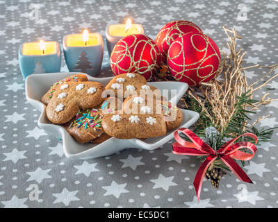 Hausgemachter Lebkuchen Weihnachtsgebäck auf Teller mit saisonale Dekoration Stockfoto