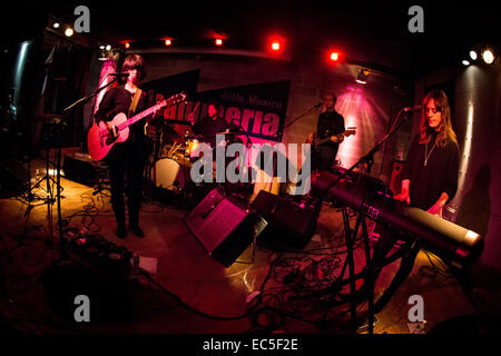 Mailand Italien. 8. Dezember 2014. Die amerikanische Indie-Rock-Sängerin SHARON VAN ETTEN bei Salumeria Della Musica tritt präsentieren das neue Album "Sind wir dort" Credit: Rodolfo weitertransferiert/Alamy Live News Stockfoto