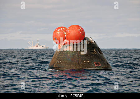 US Navy Matrosen aus dem amphibious Transport dock Schiff USS Anchorage Wiederherstellen der NASA Orion Raumkapsel während der zweite auf See Tests für das Crew-Modul mit einer gut Deck Erholung 3. August 2014 vor der Küste von Kalifornien. Stockfoto