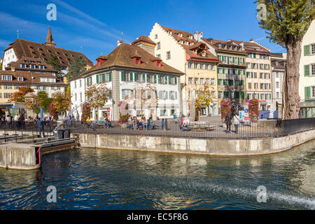 Reuss Fluss fließt durch die Stadt Luzern. Stockfoto