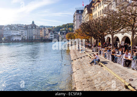 Reuss Fluss fließt durch die Stadt Luzern. Stockfoto