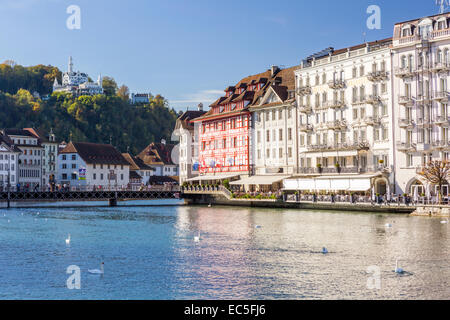 Reuss Fluss fließt durch die Stadt Luzern. Stockfoto