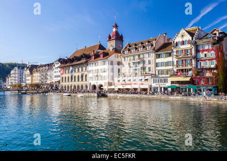 Reuss Fluss fließt durch die Stadt Luzern. Stockfoto