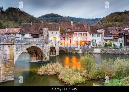 Blick Richtung Restaurant am Ufer des Flusses Doubs, Saint-Ursanne, Canton du Jura, Schweiz, Europa. Stockfoto