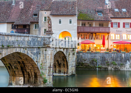 Blick Richtung Restaurant am Ufer des Flusses Doubs, Saint-Ursanne, Canton du Jura, Schweiz, Europa. Stockfoto