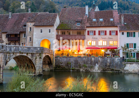 Blick Richtung Restaurant am Ufer des Flusses Doubs, Saint-Ursanne, Canton du Jura, Schweiz, Europa. Stockfoto