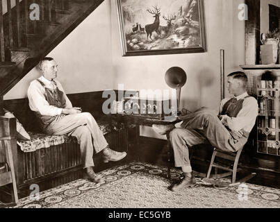 Bauer und sein Sohn anhören des Radios in den Abend, Shawnee County, Kansas, September 23 oder 24, 1924. Foto von George W. Ackerman (1884-1962). Stockfoto