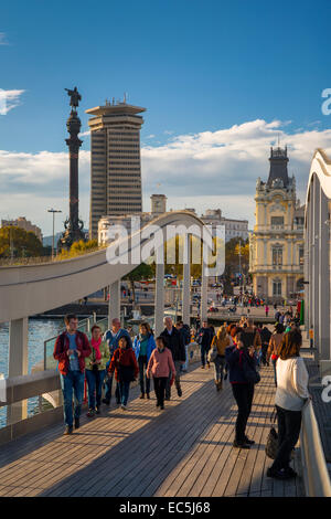 Fußgänger entlang der Rambla de Mar zu überbrücken, im Port Vell, Barcelona, Katalonien, Spanien Stockfoto