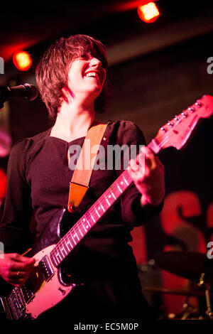 Mailand Italien. 8. Dezember 2014. Die amerikanische Indie-Rock-Sängerin SHARON VAN ETTEN bei Salumeria Della Musica tritt präsentieren das neue Album "Sind wir dort" Credit: Rodolfo weitertransferiert/Alamy Live News Stockfoto