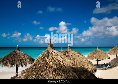 Grass Sonnenschirme am weißen Sandstrand am Eagle Beach, Aruba, West Indies Stockfoto