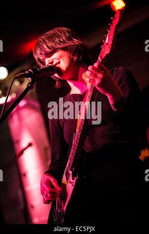 Mailand Italien. 8. Dezember 2014. Die amerikanische Indie-Rock-Sängerin SHARON VAN ETTEN bei Salumeria Della Musica tritt präsentieren das neue Album "Sind wir dort" Credit: Rodolfo weitertransferiert/Alamy Live News Stockfoto