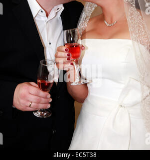 Glas Sekt in der Hand der Braut und Bräutigam Stockfoto