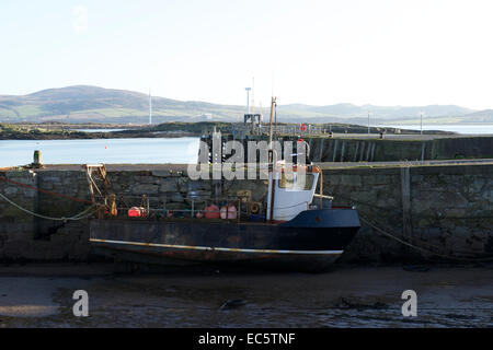 Ein Künstler sitzt auf dem Hafen Gemälde, Millport, Cumbrae. Stockfoto