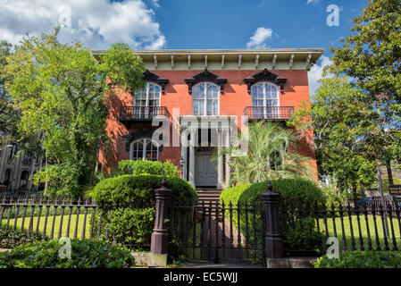 Die Mercer-Haus ist ein Beispiel für traditionelle Wohnarchitektur in Savannah, Georgia, USA. Stockfoto