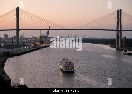 Riverboat Cruisen in der Abenddämmerung am Savannah River unterhalb der Eugene Talmadge Memorial Bridge. Stockfoto